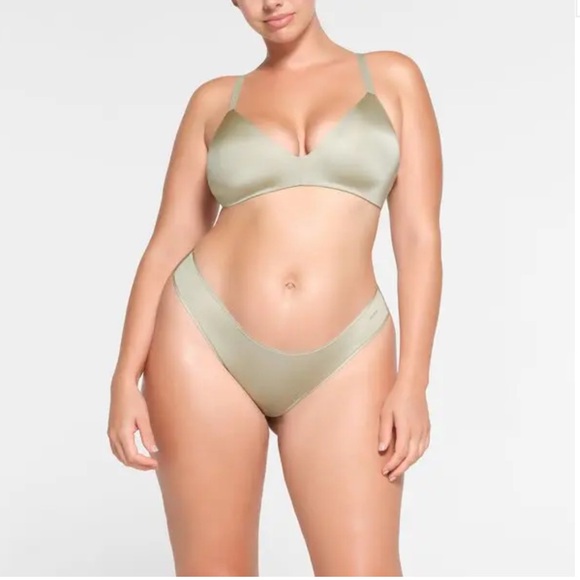SKIMS Wireless Form T-shirt Bra - Talc, 32DD - Picture 2 of 8